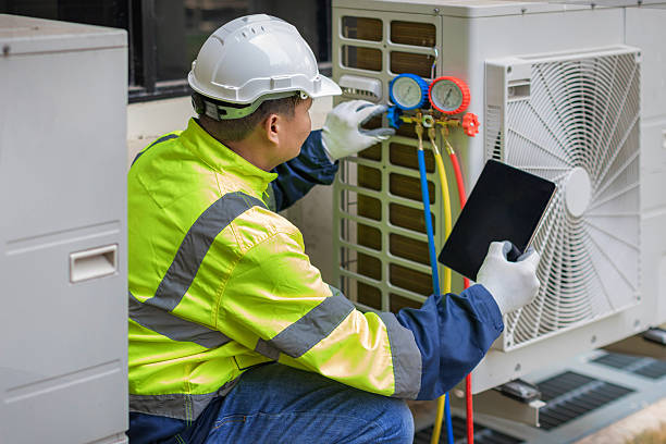 Professional Hvac technician working in Elmendorf, TX